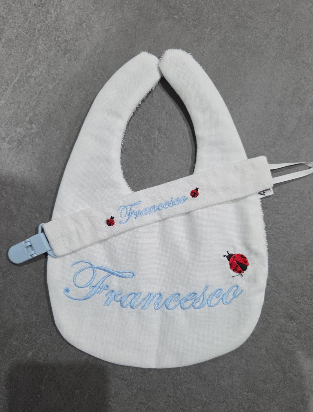 Bavetto con catenina porta ciuccio